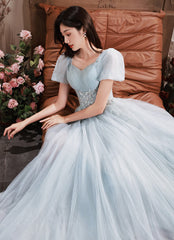 Vestido de fiesta largo de tul con cuentas y mangas cortas en azul claro 