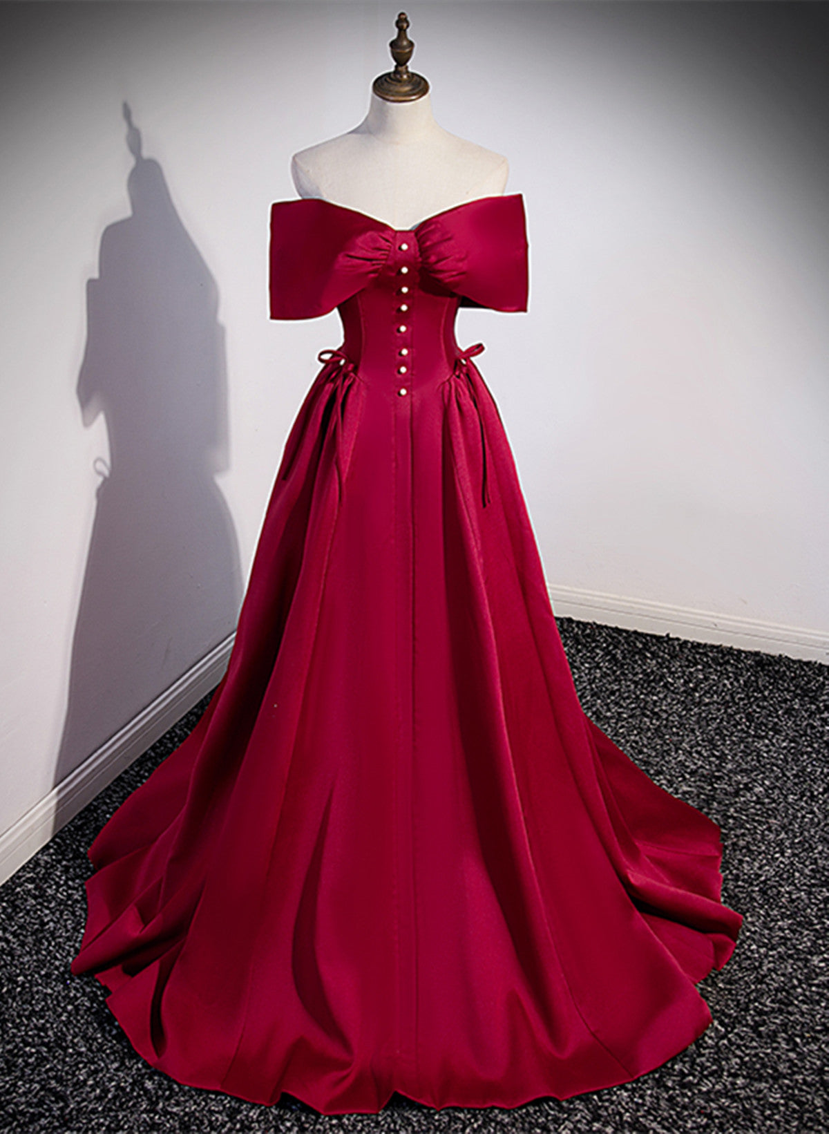 Vestido de noche largo con escote corazón de satén rojo vino 
