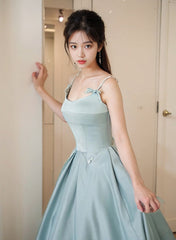Vestido de noche largo con tirantes de satén azul y cuentas 