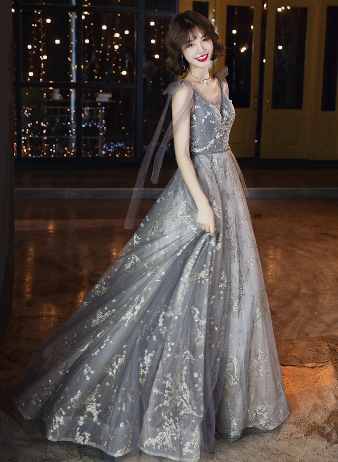 Vestido de fiesta largo de tul gris con escote en V y cuentas en la cintura 