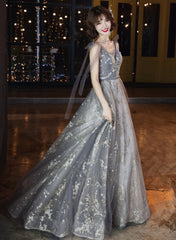 Vestido de fiesta largo de tul gris con escote en V y cuentas en la cintura 