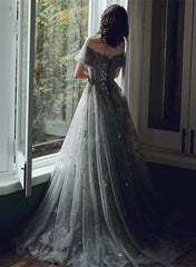 Vestido formal largo verde de corte A con escote en forma de corazón y hombros descubiertos 