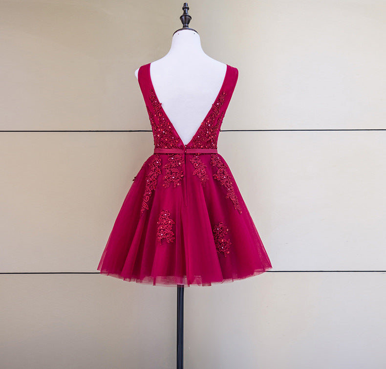 Lindo vestido de fiesta corto de tul con escote en V y cuentas 