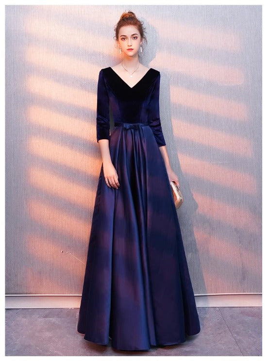 Vestido de dama de honor de satén y terciopelo con escote en V azul marino 