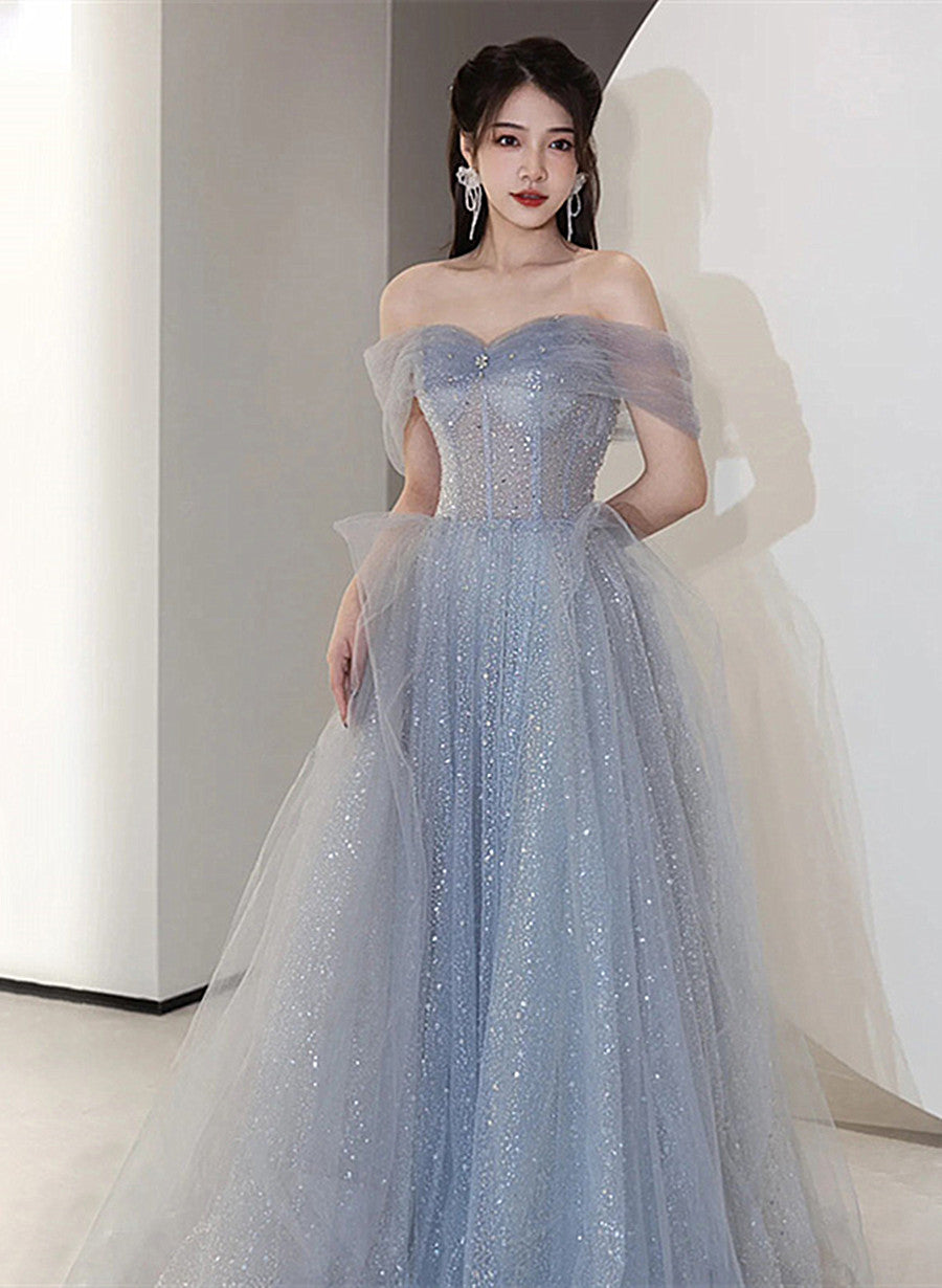 Vestido de fiesta largo de tul azul claro con hombros descubiertos 