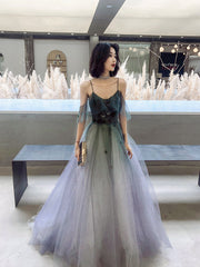 Hermoso vestido de noche largo con tirantes de tul degradado y escote halter. 