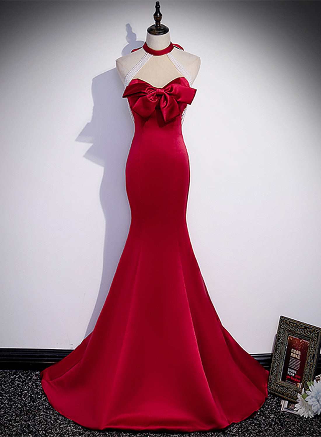 Vestido largo de fiesta de satén de sirena rojo. 