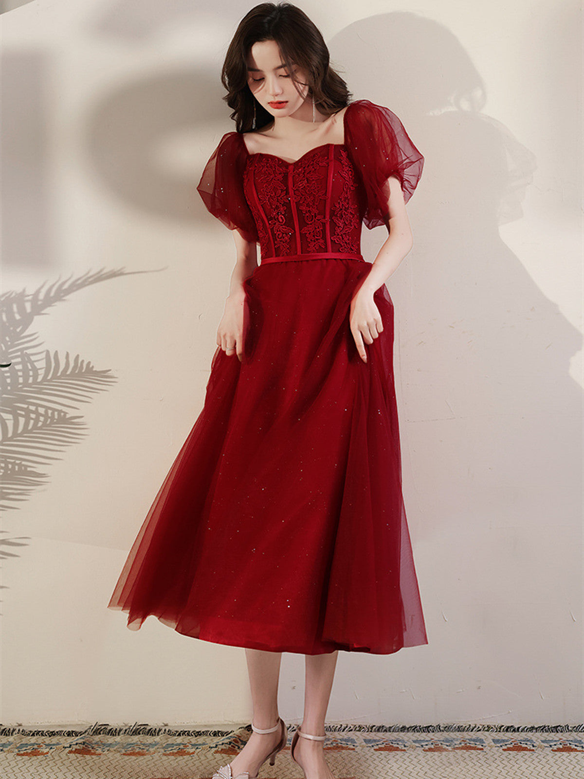 Vestido de fiesta de tul rojo vino con mangas cortas y largo hasta la rodilla 