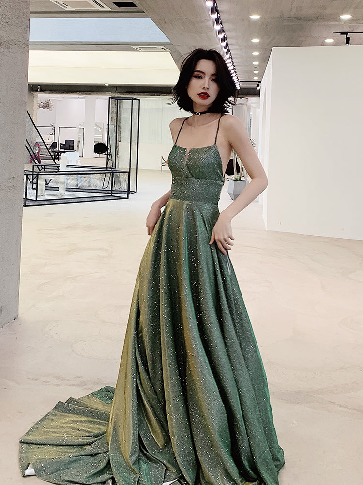 Precioso vestido de fiesta largo verde sin espalda y brillante 