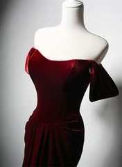 Vestido de fiesta largo estilo sirena con hombros descubiertos en terciopelo rojo vino 