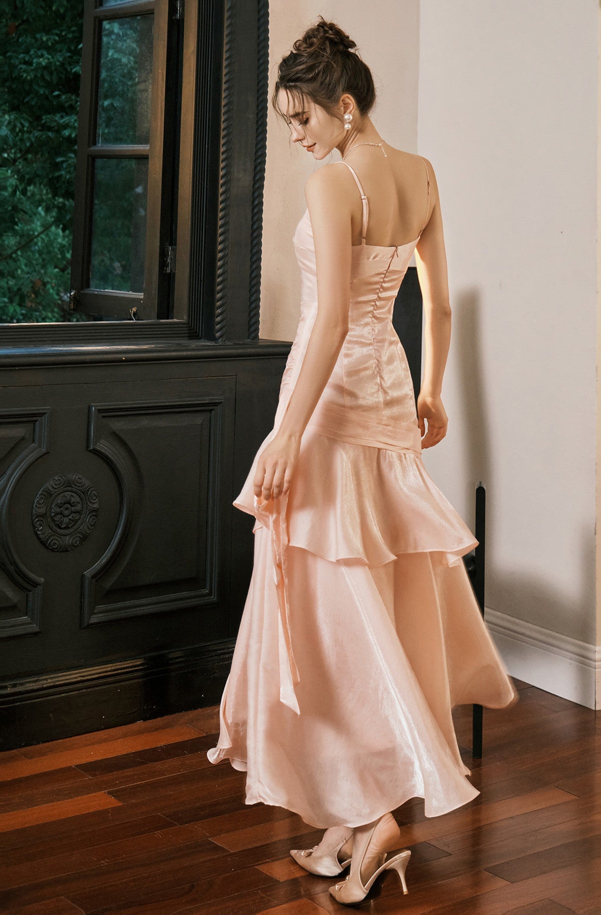 Lindo vestido de fiesta largo con escote en forma de corazón rosa. 