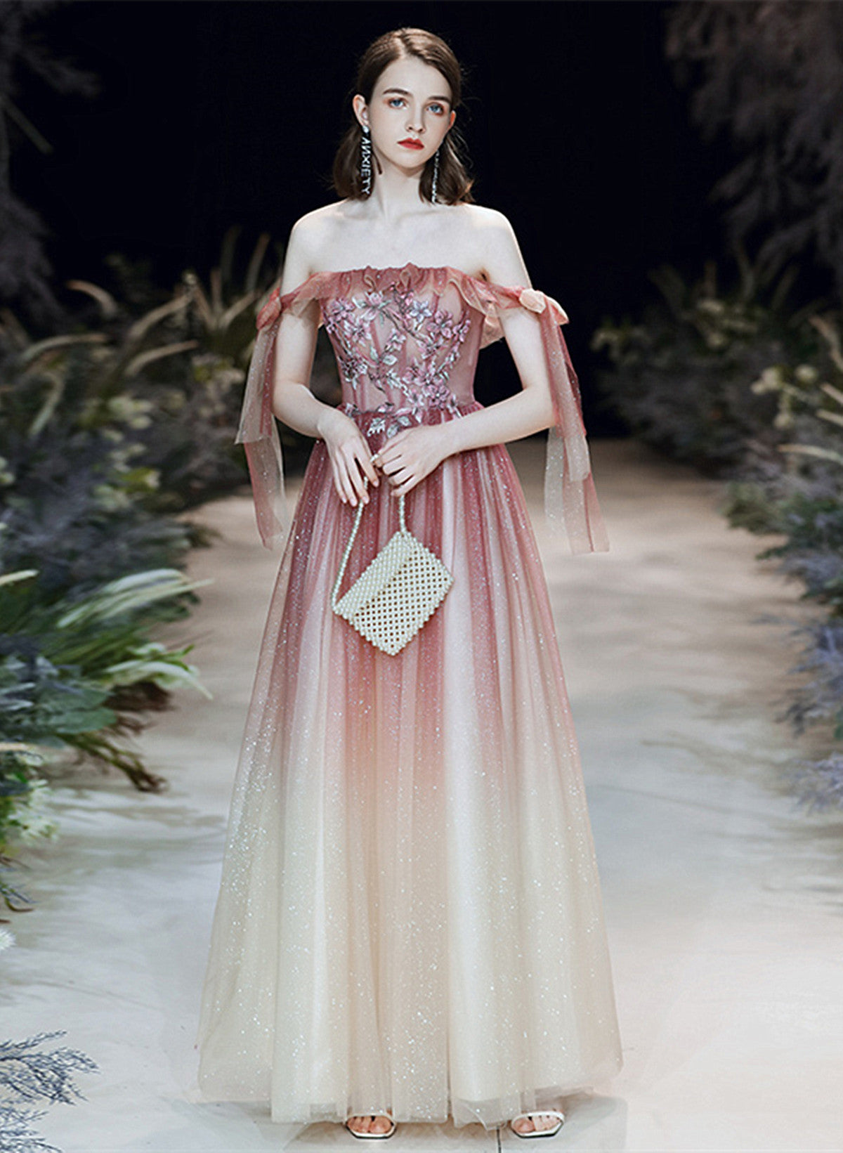 Vestido de fiesta rosa con escote en forma de corazón y hombros descubiertos 
