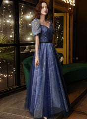 Vestido de fiesta largo de tul azul marino con mangas cortas y corte en A 