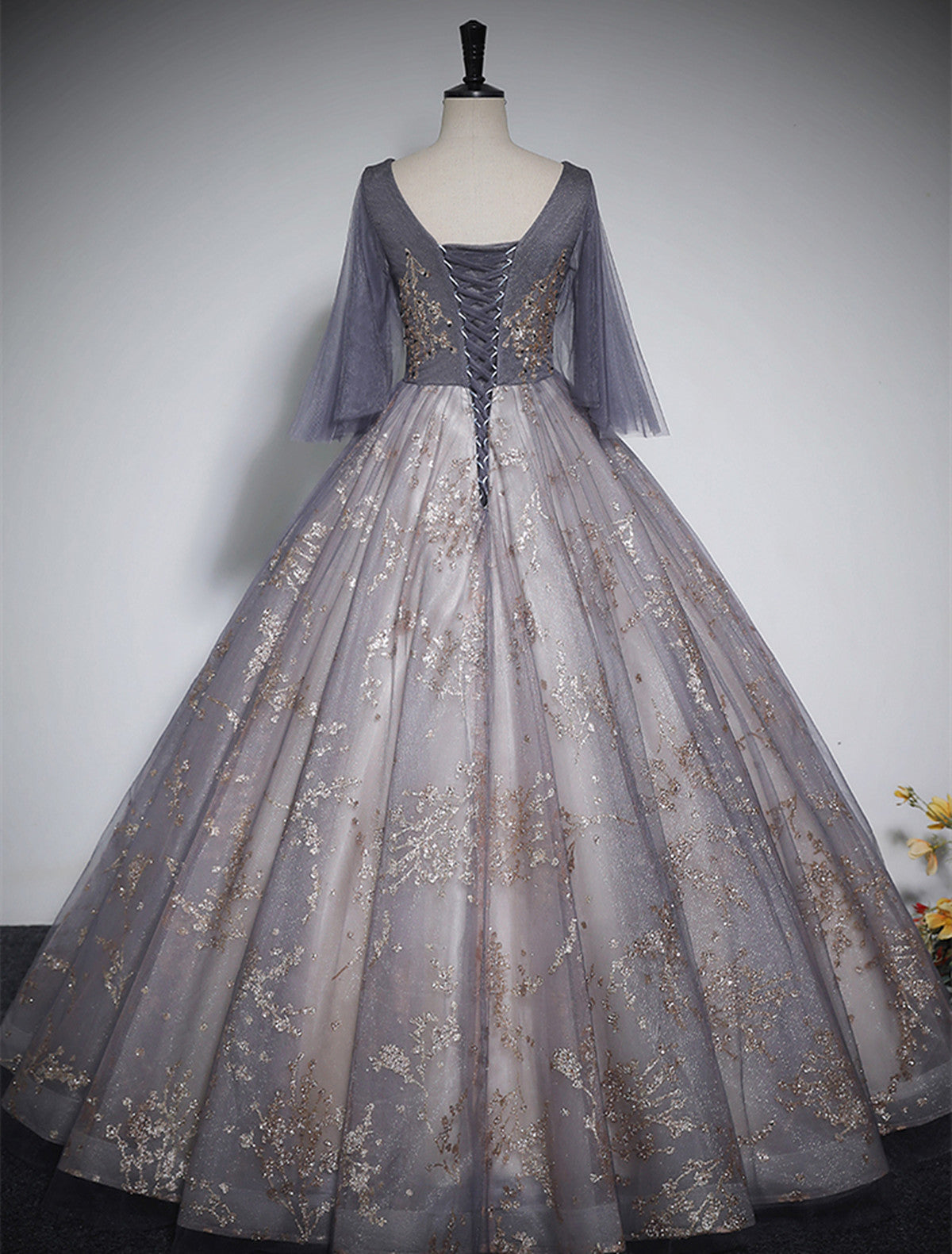 Hermoso vestido formal largo de tul con escote en V 