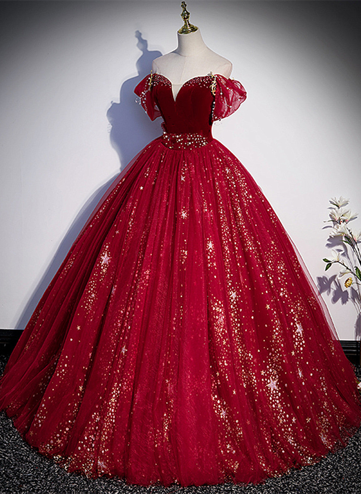Vestido de fiesta de tul rojo vino con escote en forma de corazón y cuentas 