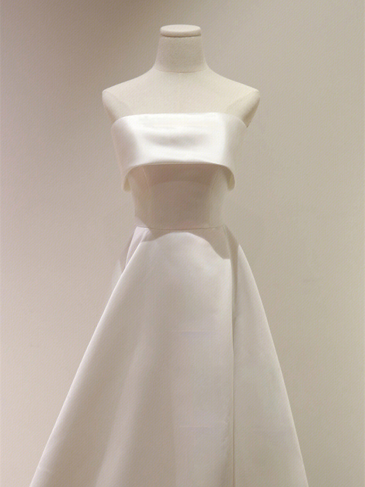 Vestido formal largo de satén blanco sin tirantes, corte A 