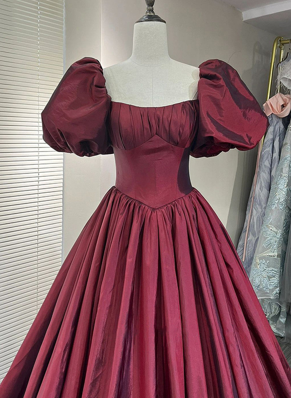 Vestido formal largo de manga corta de tafetán rojo vino 