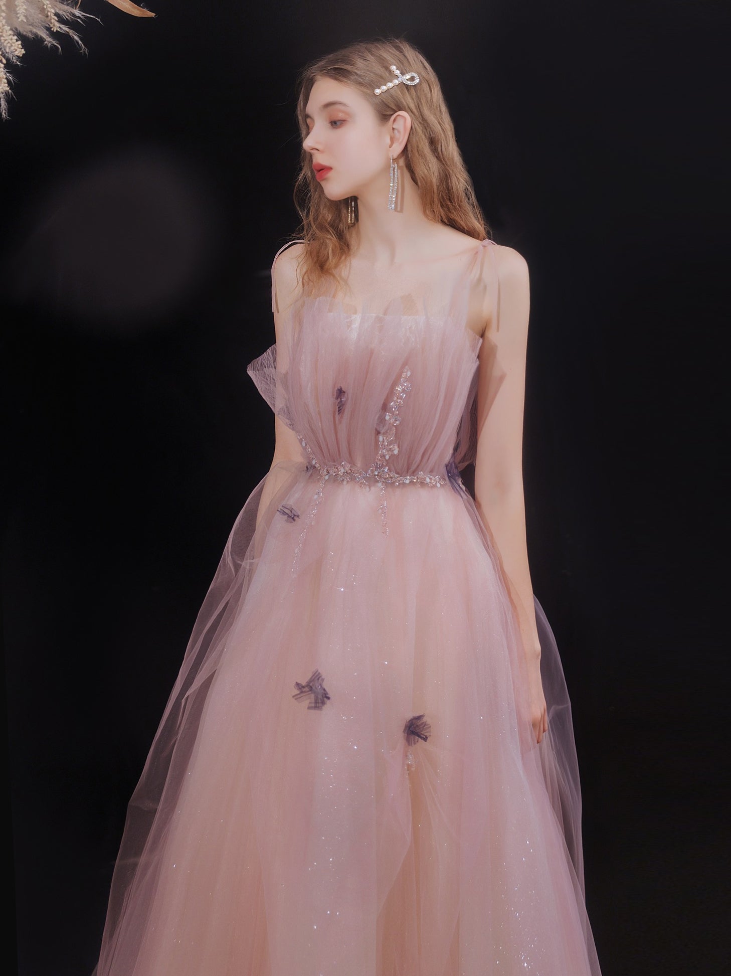 Vestido formal largo con tirantes finos de tul rosa y cuentas 
