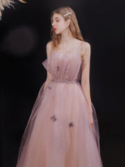 Vestido formal largo con tirantes finos de tul rosa y cuentas 