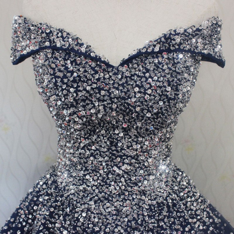 Vestido de fiesta con hombros descubiertos y brillo azul 