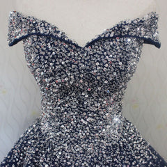 Vestido de fiesta con hombros descubiertos y brillo azul 
