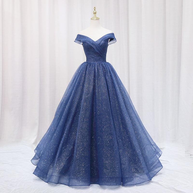 Vestido de fiesta azul marino de tul brillante con hombros descubiertos y largo hasta el suelo 