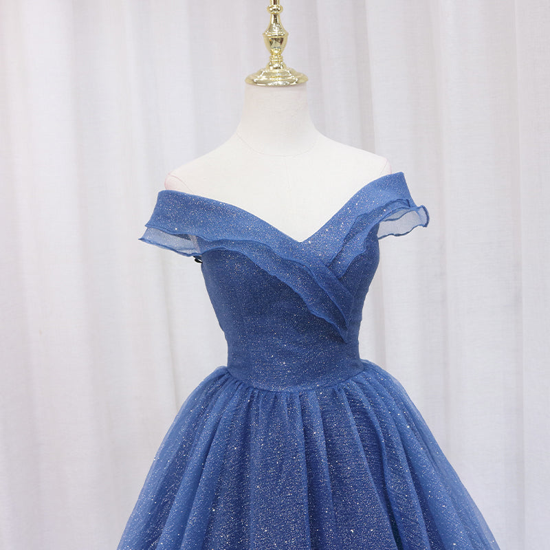Vestido de fiesta azul marino de tul brillante con hombros descubiertos y largo hasta el suelo 