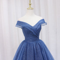 Vestido de fiesta azul marino de tul brillante con hombros descubiertos y largo hasta el suelo 