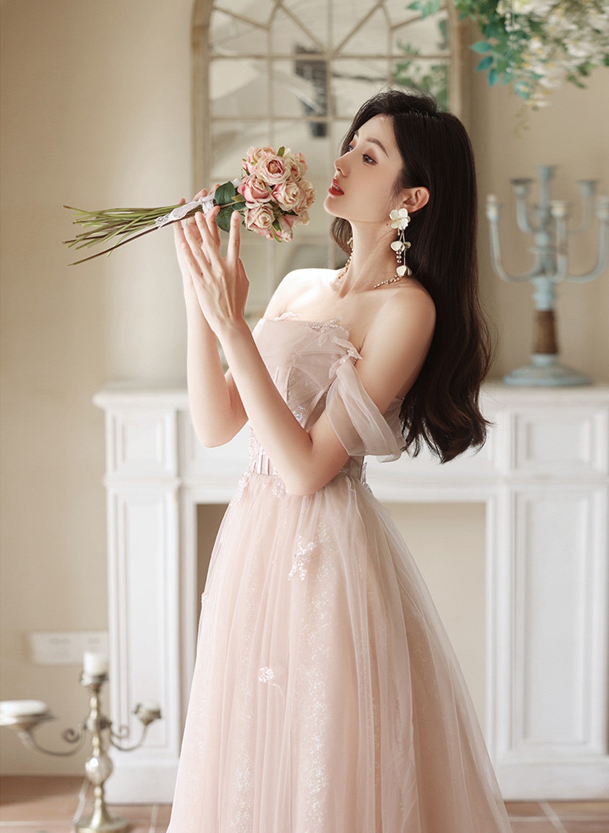 Vestido formal largo de tul rosa con hombros descubiertos 