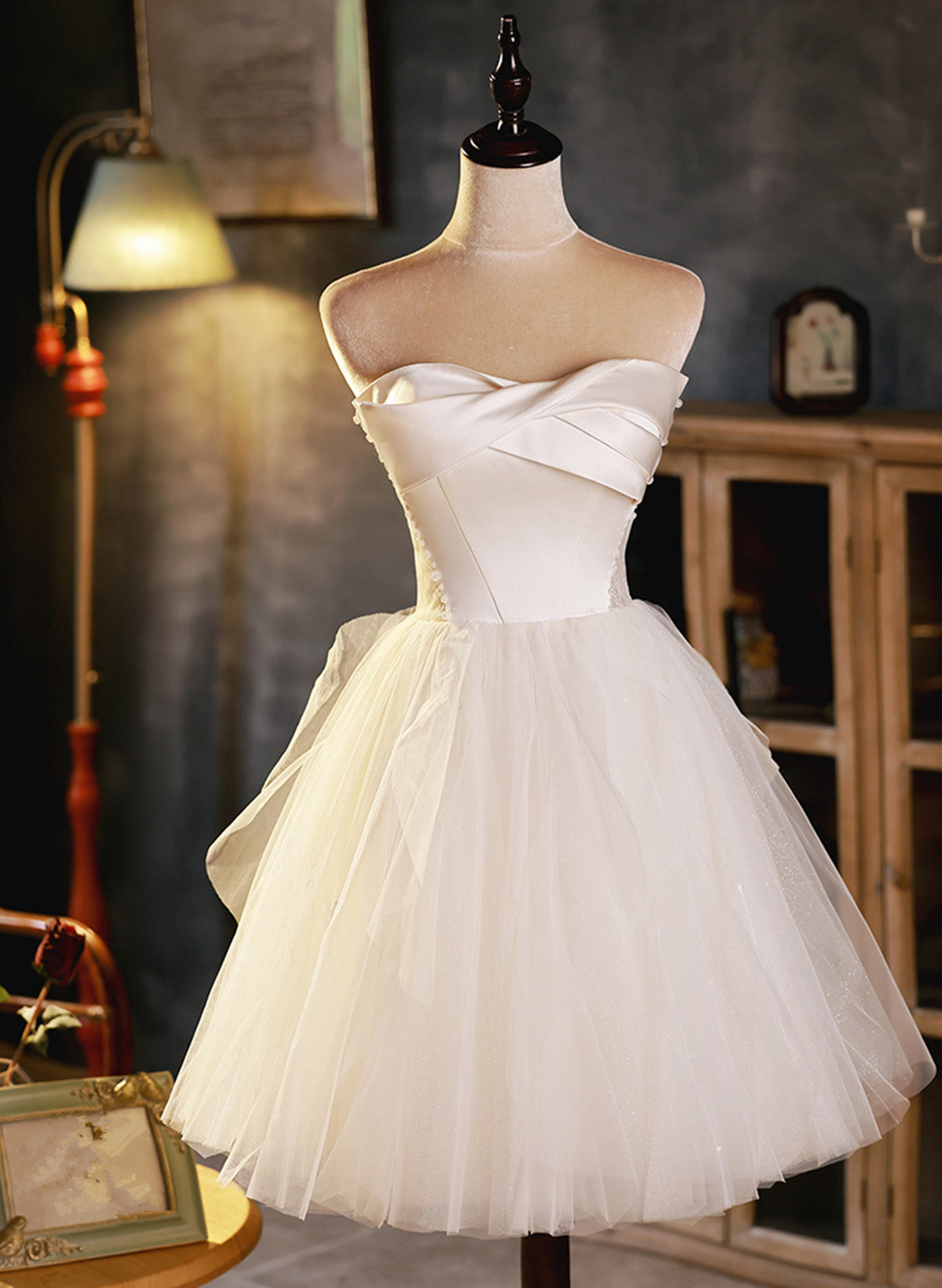 Vestido de fiesta corto de tul y satén color marfil 