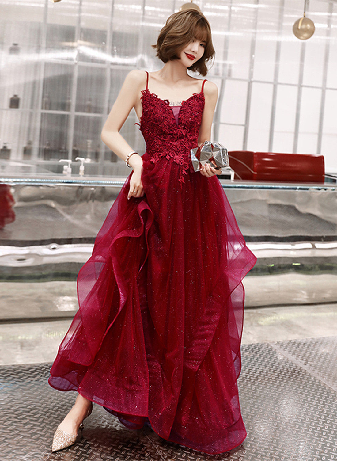 Vestido de fiesta con capas de tul brillante rojo vino y tirantes con encaje 