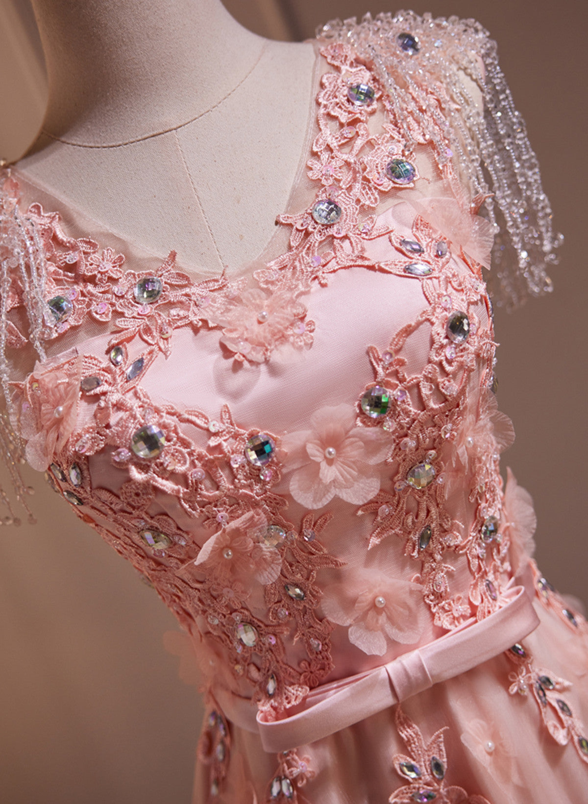 Vestido de fiesta rosa con escote en V, tul, cuentas y apliques de encaje 