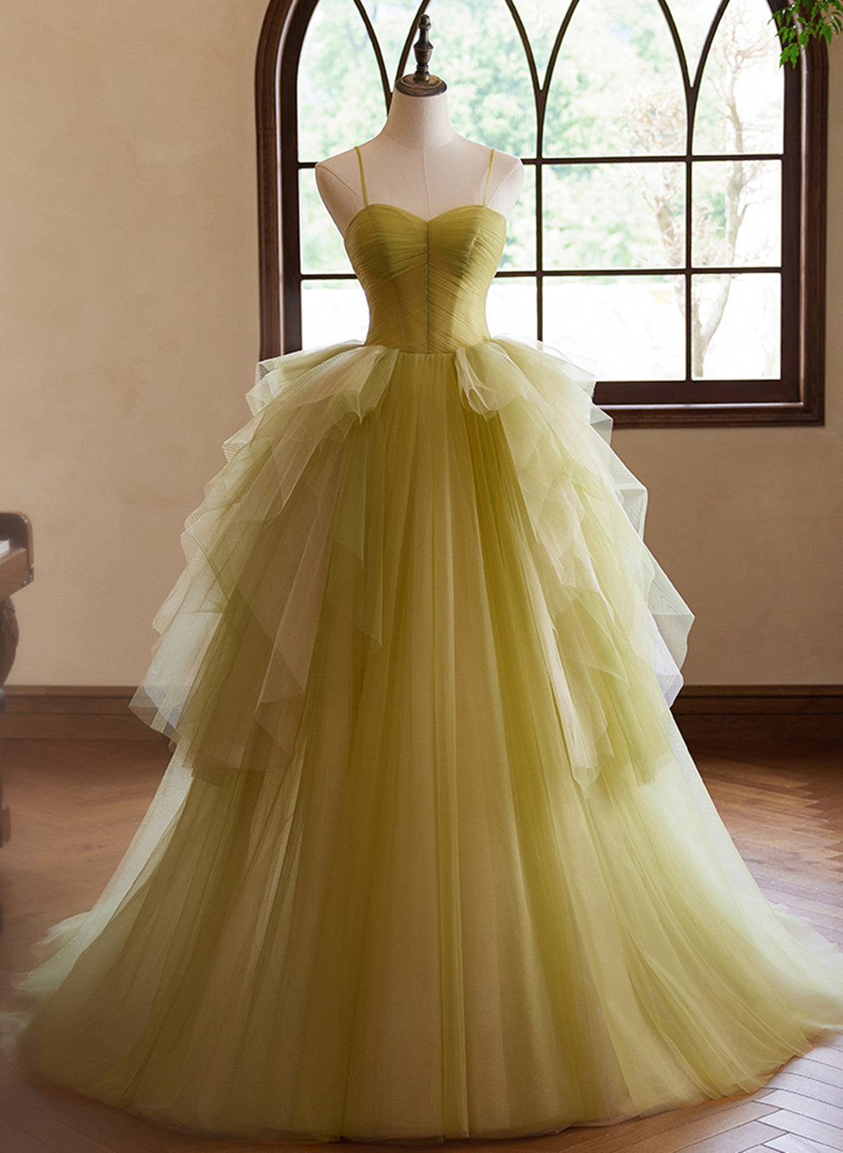 Vestido de fiesta largo de tul con tirantes de corazón verde 