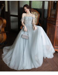 Vestido largo de fiesta con tirantes de tul y cuentas en gris plateado 
