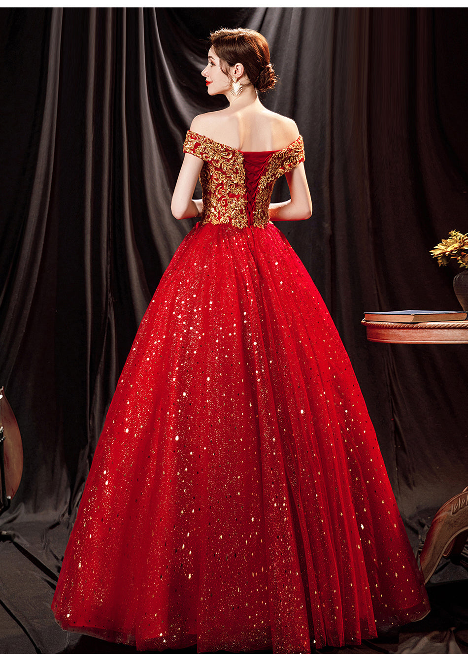 Vestido corto de fiesta con escote en forma de corazón de tul brillante rojo y hombros descubiertos 
