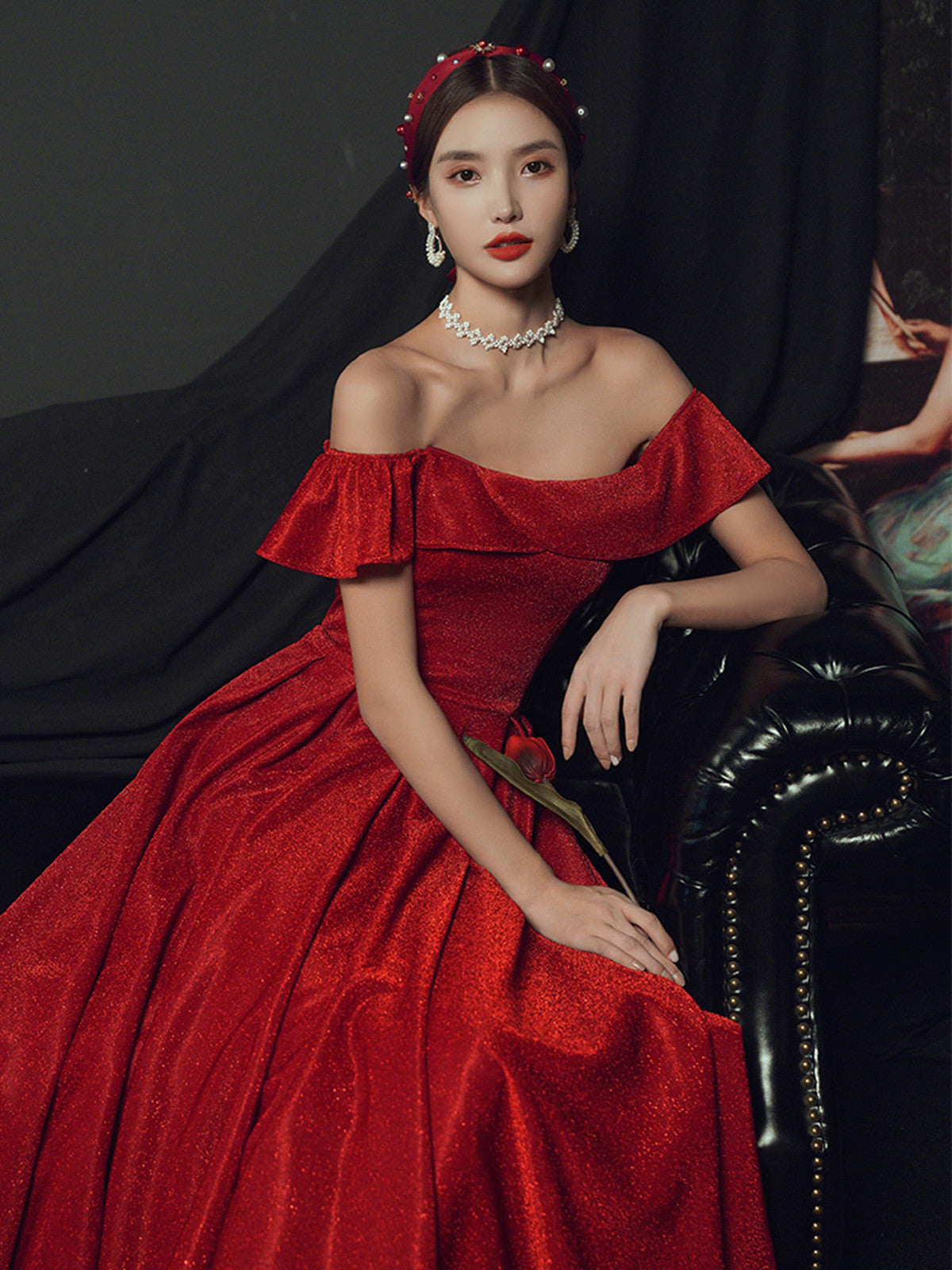 Vestido formal rojo largo de fiesta con hombros descubiertos y corte A 