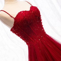 Vestido formal largo con tirantes en rojo oscuro y cuentas en forma de corazón