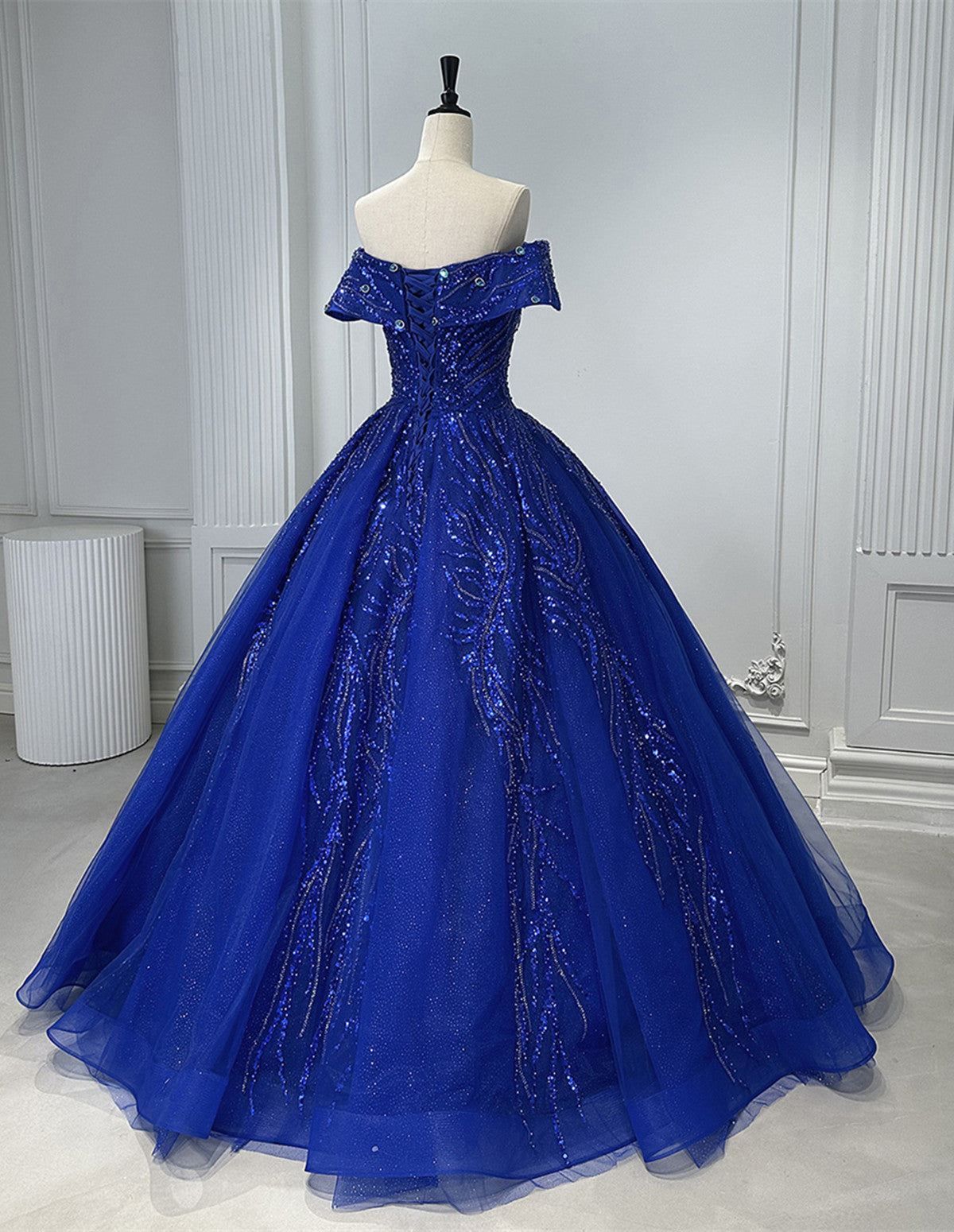 Vestido formal largo de tul y cuentas en color azul 