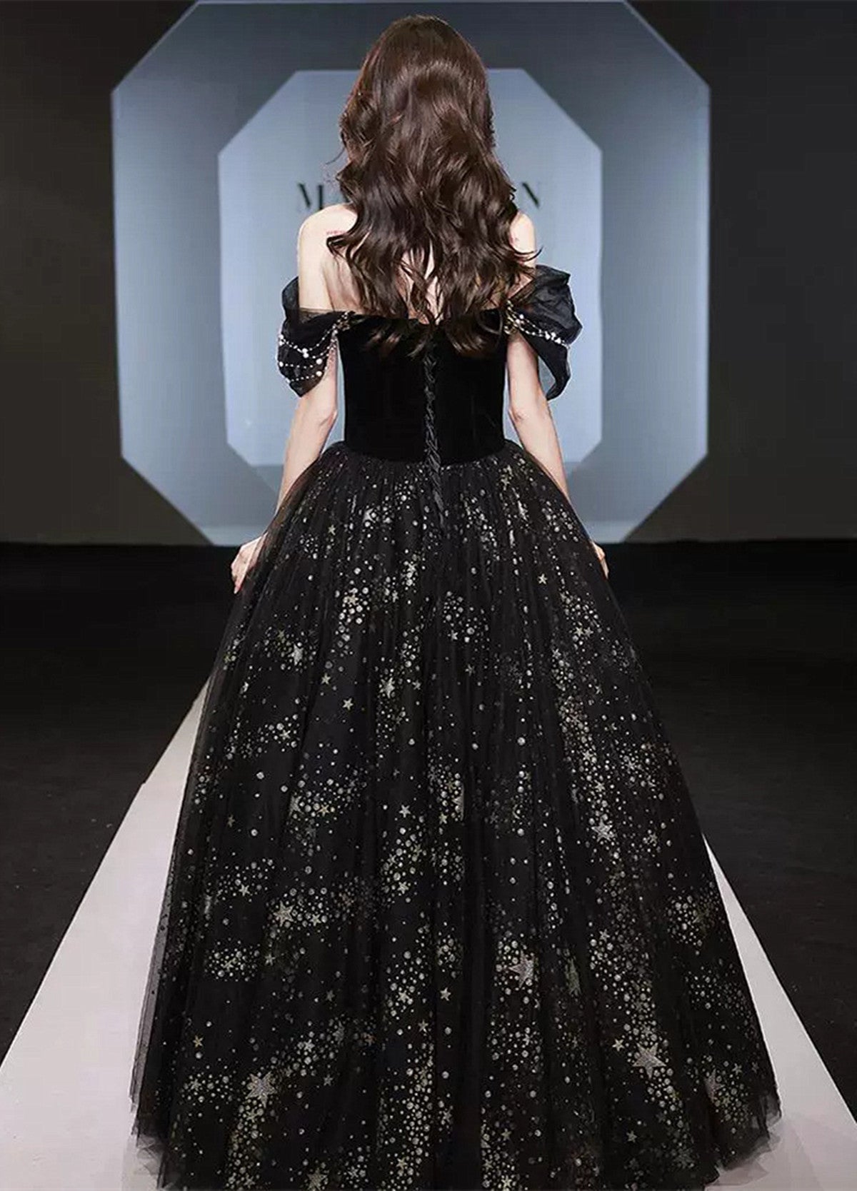 Vestido de fiesta negro de tul con escote en forma de corazón y cuentas y hombros descubiertos 