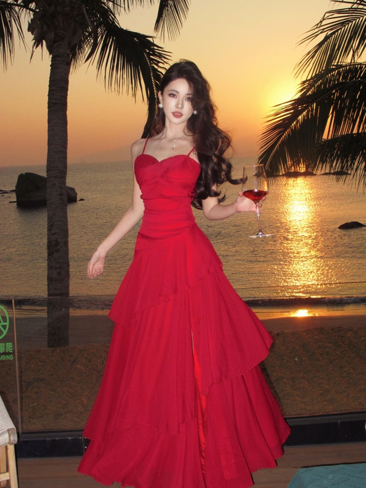 Vestido de fiesta de gasa roja con capas y tirantes en forma de corazón 