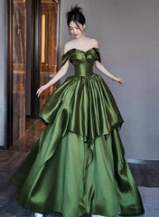 Vestido de fiesta verde satinado con corte en A y hombros descubiertos hasta el suelo 