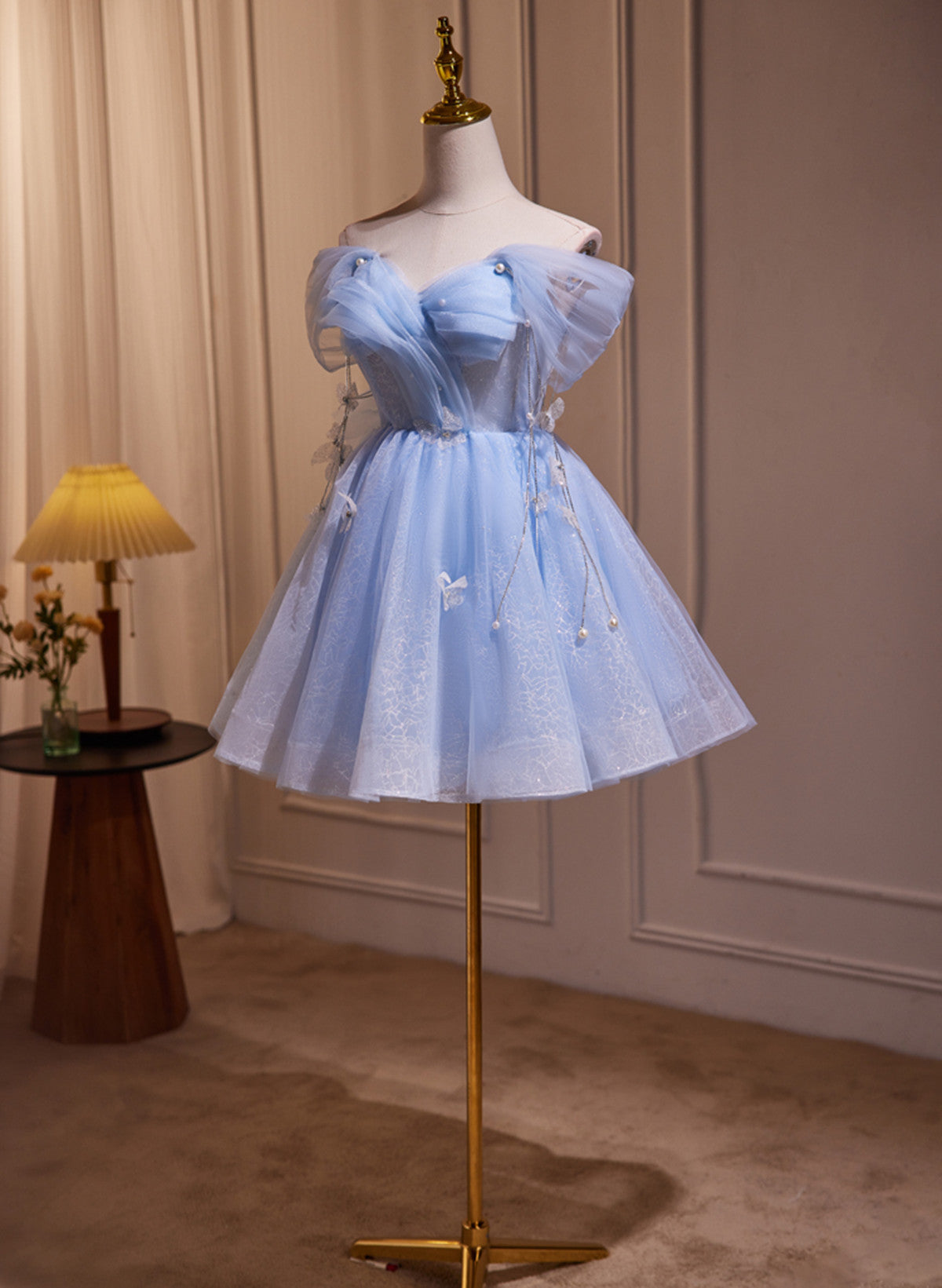 Vestido de fiesta azul de corte A, corto, con hombros descubiertos y largo hasta la rodilla 