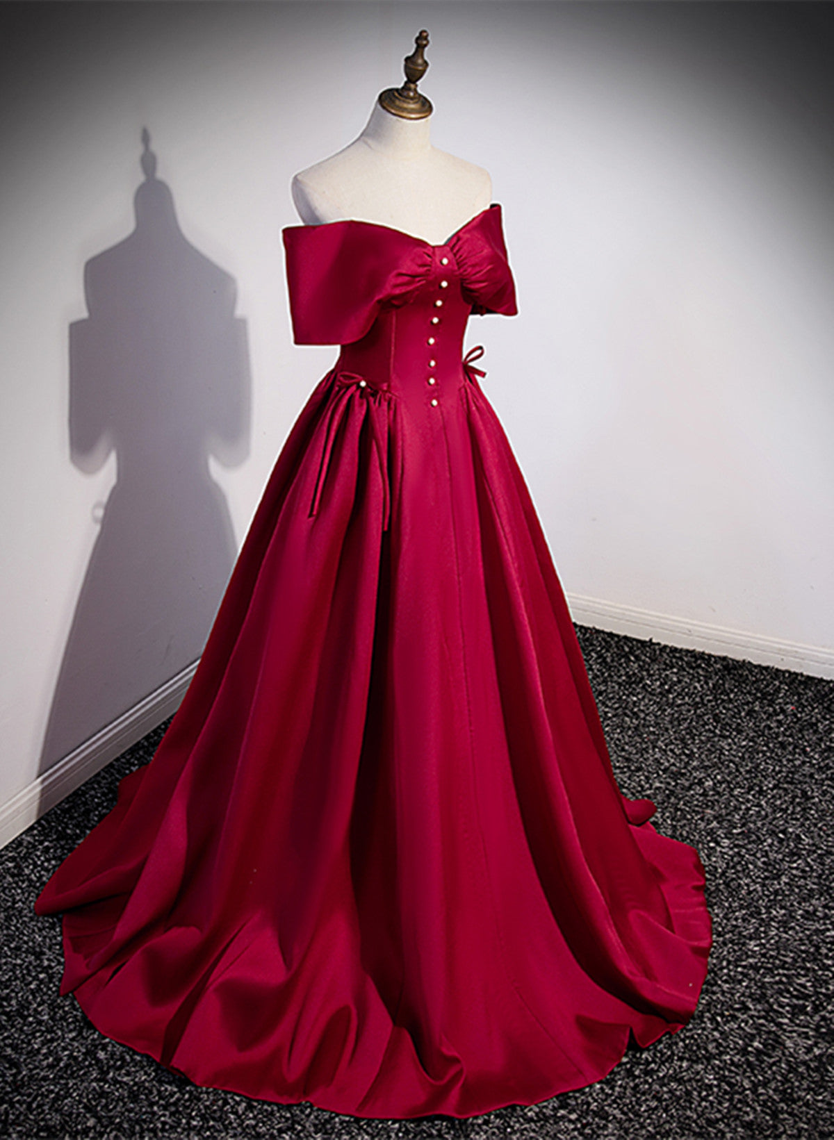 Vestido de noche largo con escote corazón de satén rojo vino 