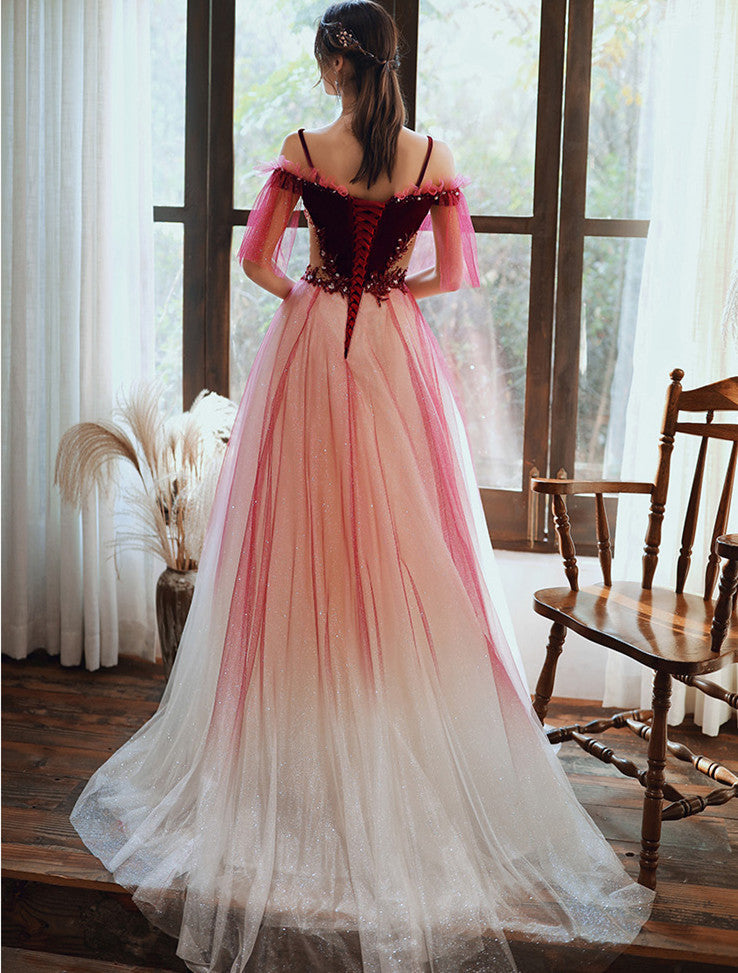 Hermoso vestido de fiesta largo de tul degradado en rojo oscuro con corte A 