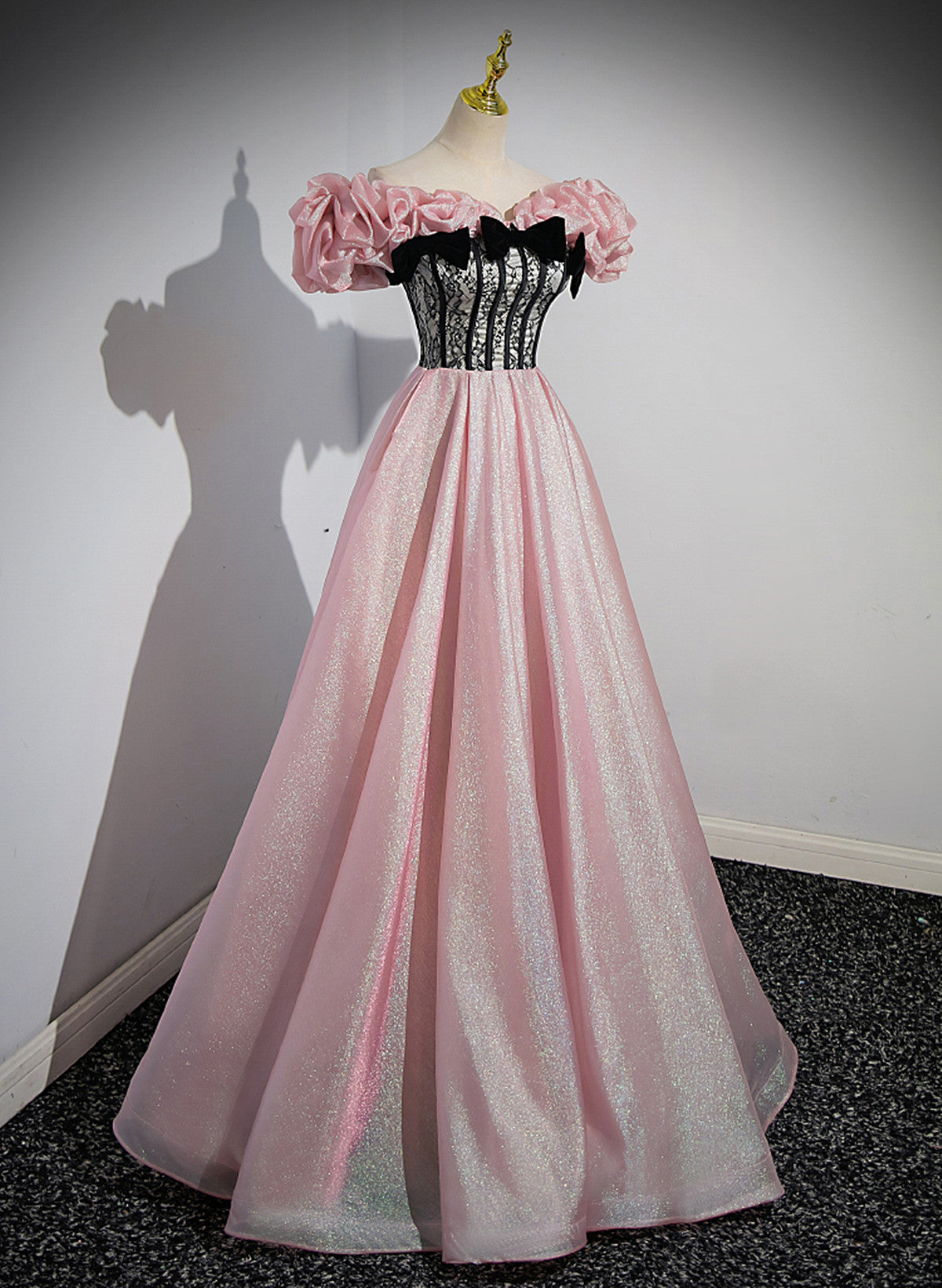 Elegante vestido de noche largo rosa con hombros descubiertos y corte A 
