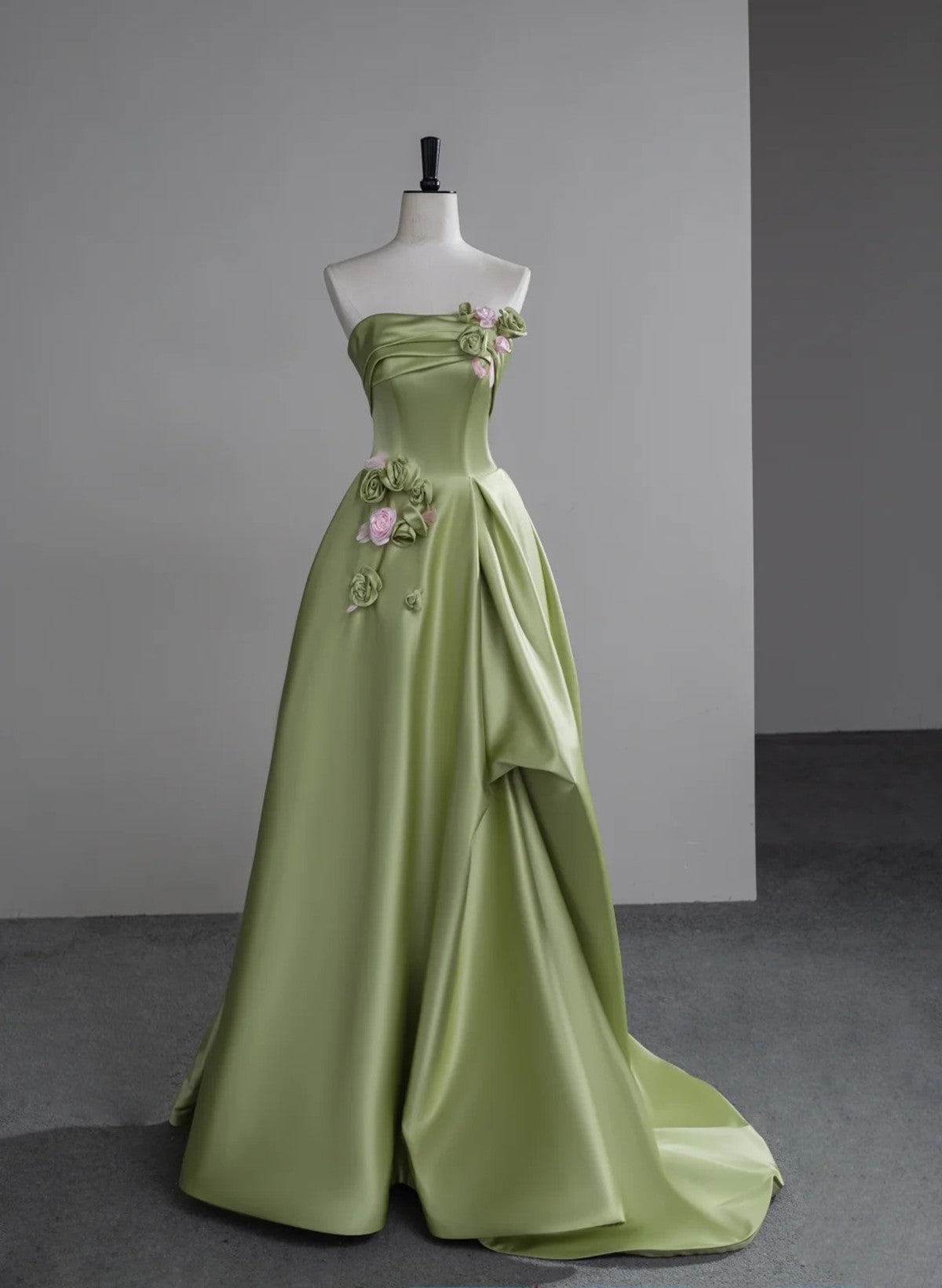 Vestido de noche largo de satén verde con flores y corte en A 
