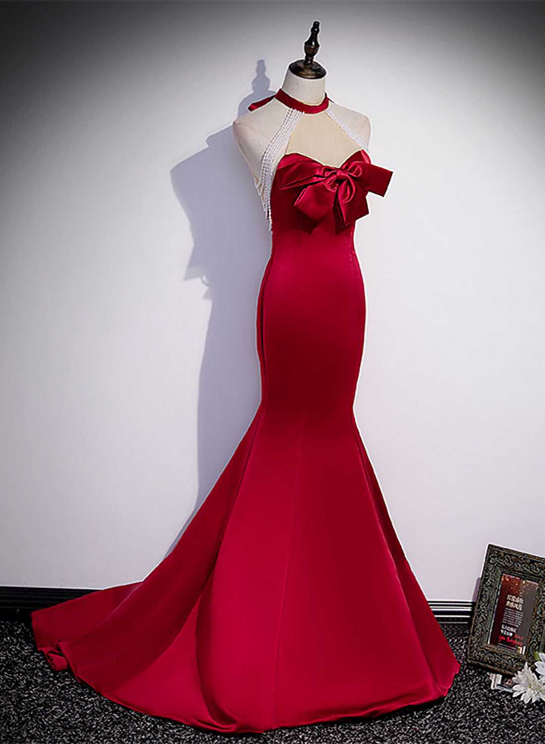 Vestido largo de fiesta de satén de sirena rojo. 