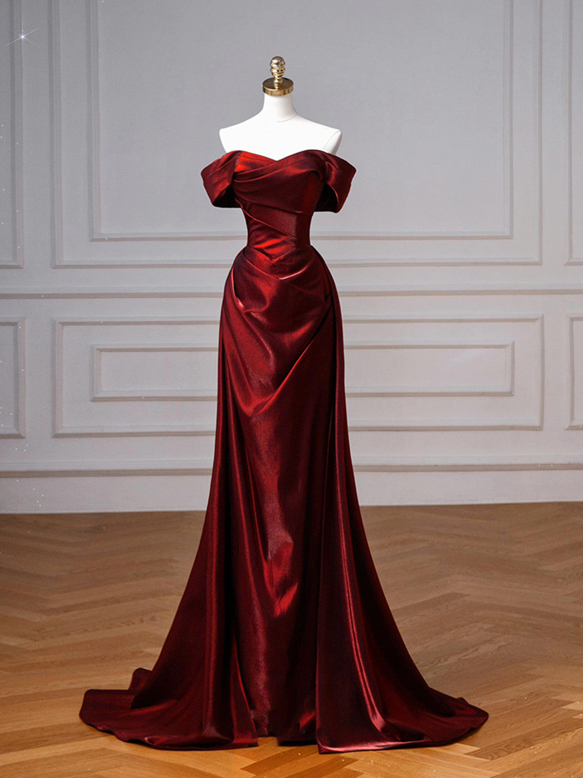Vestido de fiesta largo con escote en forma de corazón y hombros descubiertos en color rojo vino