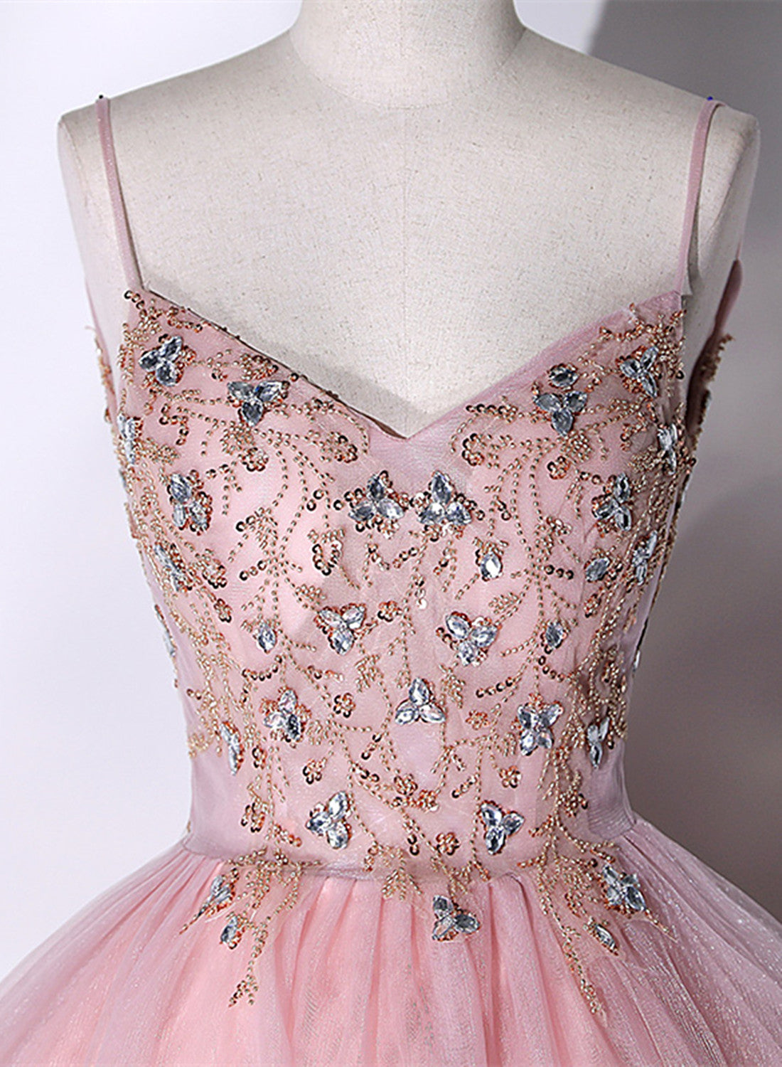 Vestido de fiesta rosa con escote en V y cuentas 