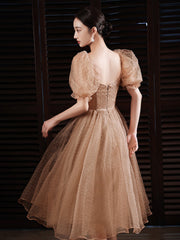 Vestidos de fiesta color champán, largos hasta la rodilla y hombros descubiertos 